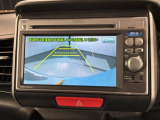 リバースギアに入れるだけで後方の表示へ切り替わります。夜間や雨の日の駐車も楽になりますよ。