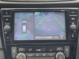 車を空から見たような映像が映る、アラウンドビューモニターで車両周辺の安全確認も一目でできます!小さなお子様や障害物も確認できるので、運転のし易さだけではなく事故防止にも役立ちます♪