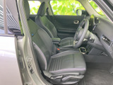 前席は身体を支える形状で、ゆったりと座れる空間が広がります。運転席から前方を見渡しやすく、窓からの光も感じられる室内。落ち着いた色合いで毎日の移動を心地よく過ごせます。