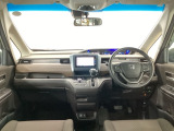 【前方視界】開放的な前方視界!運転がしやすく疲れにくいです♪窓が大きく、見通しがとっても良いおクルマですよ♪