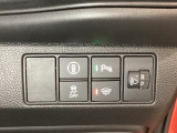 ハンドルの右側にはヘットライトリベライザーとHondaセンシング用のメインスイッチがついています。ヘッドライトリベライザーは道路状況や積荷の加重に応じてライトの高さを調節できます。