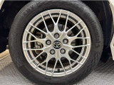 アルミホイール付き!「純正」なので車のデザインともマッチしています。