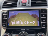 テレビ映像を楽しめる画面を備え、停車中の待ち時間も車内で過ごしやすくなります。画面上で番組の内容を確認でき、休憩時などに映像を視聴したい方にも便利にお使いいただける装備です。