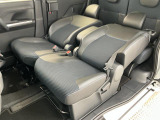 【フロントセンターアームレスト(ボックス付き)】運転席と助手席の間には、小物が収納できるボックス付のアームレストが装備!必要な物をぱっと取り出せて車内もスッキリです♪