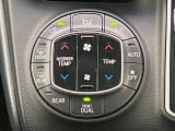 【左右独立型フルオートエアコン】運転席と助手席でそれぞれお好みの温度に設定可能。同乗者にも配慮した、快適な空調をお届け致します。