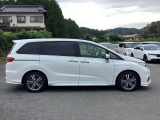 スライドドアは通常のドアに比べて、車のボディーに対し平行に開閉し、開けてもスペースを取りません。出入り口が大きいドアはお子様のいるご家庭はもちろん、混んだ駐車場でも大活躍です!