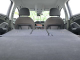 ●トランクスルー機能は、いざという時の強い味方。車の使い勝手を向上させます。