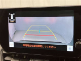 車庫入れなど後進運転時に死角をモニターで確認ができて安全です♪ ステアリング操作の参考になるガイド線も表示しますので車庫入れがニガテな方も安心ですネ!