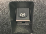 パーキングブレーキのスイッチを手元で確認でき、駐車時に必要な操作へすぐアクセスできます。作動状態を示す表示も分かりやすく、毎日の乗り降りや駐車の際に扱いやすい配置となっています。