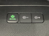 ECON モードをON にするとアクセルペダルの動きに対するエンジンの反応とエアコンの制御を切り換えることで、燃費のいい運転をするドライバーがペダルを踏んだ時と同じようにエンジンを制御します。