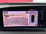 ●リアビューカメラ『入車経路を算出し、ガイドラインと補助線をディスプレイに表示します。同時にバンパーに内蔵のセンサーが障害物を感知し音で注意を促します。後方の死角も安心していただけます。』