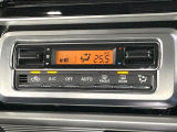 【オートエアコン】一度お好みの温度に設定すれば、車内の温度を検知し風量や温度を自動で調整。暑い&hellip;寒い&hellip;と何度もスイッチ操作をする必要はありません。快適な車内空間には必須の機能ですね♪