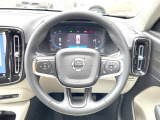 【ステアリングスイッチ】運転中、前方から目線をそらさずにオーディオ等の操作ができるよう、適切に配置されたスイッチ類。安心&快適なドライブを演出してくれる便利な機能です。