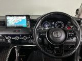 【ハンドル】運転にかかわる様々な操作を安全に行えるように視点移動が少なく操作性に配慮されたスイッチ類が凝縮されたコックピットです。