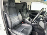 高いホールド性で運転姿勢が安定します。長距離ドライブでも疲れにくいのが魅力です。快適なドライビングライフをお送りください♪