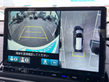 後方映像に加えて車両周囲の様子も画面に表示され、駐車時の位置確認をサポート。ガイド線も見やすく、バックでの車庫入れや切り返しに役立ちます。