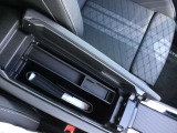大型ディスプレイを採用!ナビゲーションや各種車両機能を見やすく操作できます。