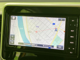 地図を画面に表示でき、周辺の道路や現在地を確認しながら目的地へのルートを設定できます。タッチ操作と本体ボタンを備え、必要な画面へ切り替えやすい構成です。