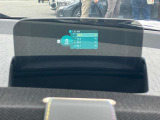 人気のヘッドアップディスプレイ!現在の車速、ナビゲーション・システムによるルート案内の矢印表示、チェック・コントロール、前車接近警告など、さまざまな情報をドライバーの視界内に直接表示いたします!