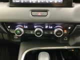 【左右独立オートエアコン】左右席で独立温度コントロールが可能です。運転席はキンキンに冷やして助手席はマイルドにと言った設定が可能です☆暑さ寒さでケンカすることもなくなりますね♪