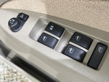 【電動格納ミラー】サイドミラーは電動格納式となっており、狭い駐車場でもキズがつくリスクを抑えられます。