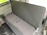 後席は座面と背もたれが広く、横並びで座れる形状です。窓から外の景色も確認しやすく、同乗する方との移動時間をゆったり過ごせる、実用的な室内空間になっています。