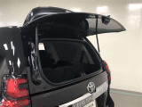 バックドアを開かずに、ガラスハッチを開けば、荷物の出し入れが可能です。