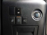 オートマチックハイビームとは、先行車や対向車のライトを認識し、ハイビームとロービームを自動で切り替える機能です。夜道の視界を確保します。詳細は販売店スタッフまでおたずねください。