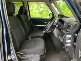 前席は視界が広く、運転席から前方や左右を確認しやすいレイアウトです。シートはゆったりとした形状で、乗り降りもしやすい高さ。落ち着いた室内で、毎日の移動も快適に過ごせます。