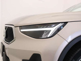 ひときわ印象的なT字型のLEDヘッドライトは、新世代のボルボを象徴するユニークなアイコンとなっています。LEDデイタイム・ランニング・ライトやポジションライト、ウインカーの役割も果たします。
