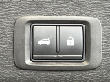 【パワーバックドア】スマートキーや運転席のボタンを押すだけでリアゲートが自動で開閉します!荷物を持っている時や、高い位置にあるバックドアを閉める際に便利な機能です♪