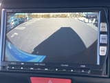 後方の様子をモニターで確認でき、駐車や後退時の安全確認をサポートします。画面内に車両周辺の状況が広く映し出され、目視とあわせて後方を把握しやすい装備です。日常の駐車場でも役立ちます。