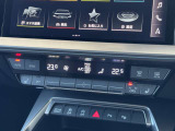 運転席、助手席を別々に温度調整できるオートエアコン。