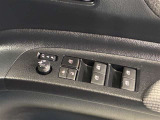 格納式リモコンドアミラーと、パワーウィンドウマスタースイッチです。車内の換気も運転席から簡単に行えます。