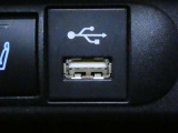 USB充電ポートです。車内でスマホなど電子機器の充電が可能です♪