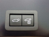 パワーバックドア装備!運転席からワンタッチで自由にバックドアを開閉。荷物を積み下ろしもラクチンです