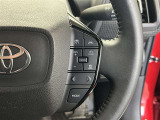 前方の車との車間を設定し、スピードを上げたり緩めたりを自動で行ってくれる追尾式の「レーダークルーズ」。上級装備の一つです!高級車にしかつかない嬉しい機能です。