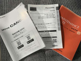 メンテナンスノート、取扱説明書です。 その車の整備記録が事細やかに記録されています。 車が生まれてから今までどのような道を歩んできたのか判るとても重要な物ですよ。