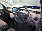 ◆視界広々で非常に運転しやすくロングドライブでも疲れを感じさせないすっきりとまとまったインパネ周りです。