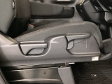 【前席】運転席にはシート高を調整できるハイトアジャスターが装備され、幅広いシートポジションの設定が可能になっております♪