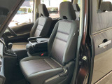 バックドアは大きく開きます。定員乗車時でも十分広いラゲッジスペースを確保しています