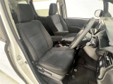 前席はセパレートタイプ!ひじ掛け付で長時間の運転に重宝します!