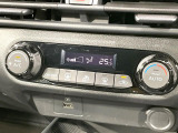【オートエアコン】一度お好みの温度に設定すれば、車内の温度を検知し風量や温度を自動で調整。暑い&hellip;寒い&hellip;と何度もスイッチ操作をする必要はありません。快適な車内空間には必須の機能ですね♪