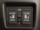 【両側パワースライドドア】両側がパワースライドドアになっており、運転席のスイッチやスマートキーでも開閉が可能です!開口部も広いので乗り降りも楽々♪