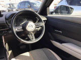 ドライバーが心に余裕をもって運転に集中できること、助手席や後席からもすっきりと前を見通せる空間の起点となり、全員が安心してドライブを楽しめることをモットーにシンプルなレイアウトとなっています。