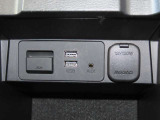 【充電用ポート】2口装備。スマートフォンなどを2台同時に充電でき、移動中のバッテリー切れ対策に便利です。家族や友人とのお出かけ、長距離ドライブで活躍します。