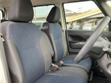 前席はゆったりとした座面と背もたれで、運転席・助手席ともに落ち着いて過ごせる空間です。窓から外の様子を確認しやすく、明るさも感じられます。