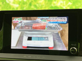 テレビ番組を画面で視聴でき、停車中の待ち時間も快適にお過ごしいただけます。番組内容を確認しながら、休憩時間に映像を楽しめる便利な装備です。