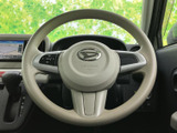 握りやすい形状で、運転席から前方を見ながら扱いやすい配置です。ステアリング上にはスイッチも備わり、手元で利用できる機能があり、日々の運転をサポートします。