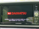 ナビゲーションとオーディオをまとめて扱える画面を備えています。画面脇にはメニューや音量調整などの操作部が配置され、各種機能へのアクセスがしやすい構成です。日常の移動をサポートします。